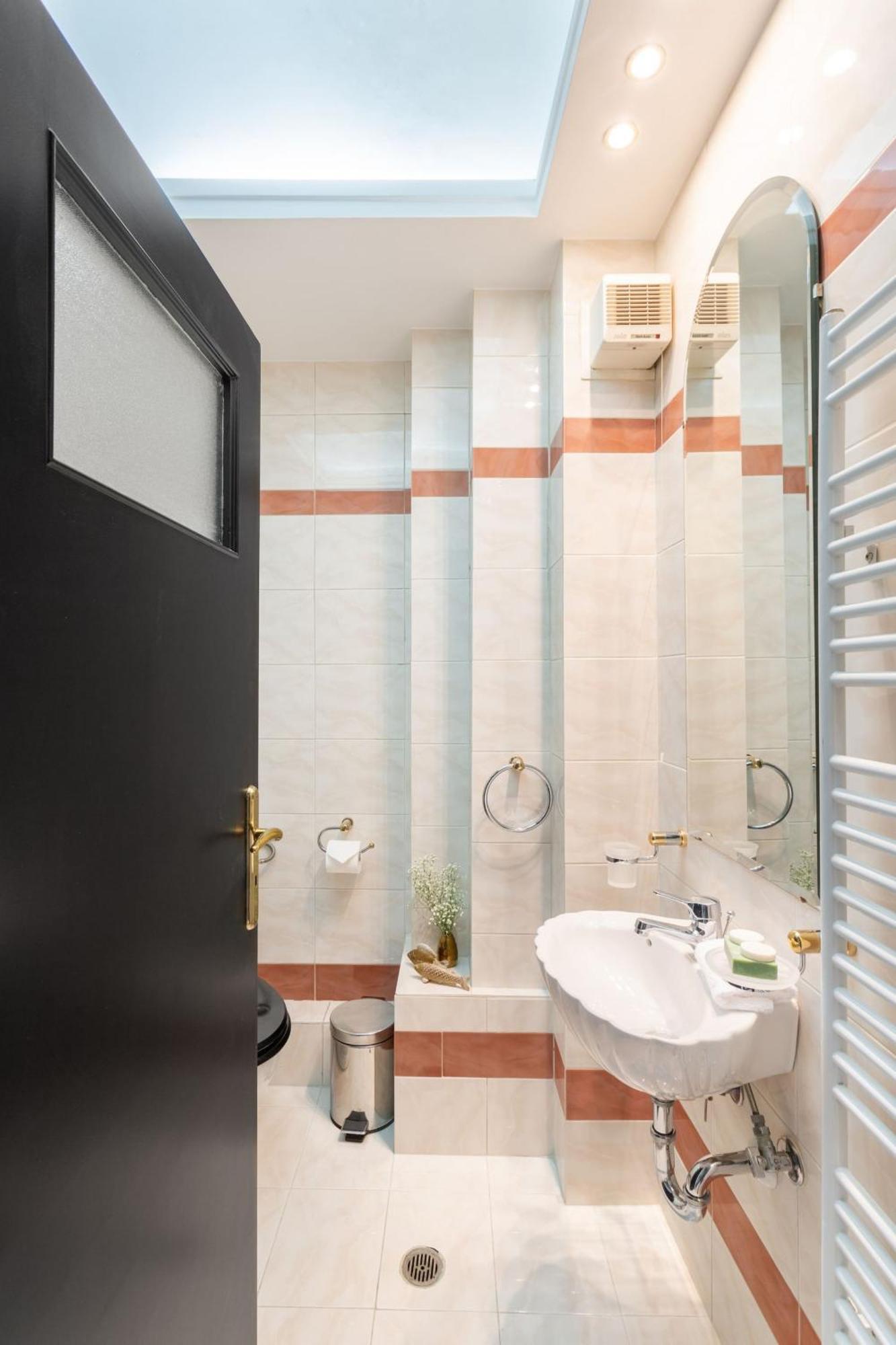 Fresh Detailed Stylish Apartment At Acropolis Атина Екстериор снимка